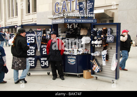 Eines der vielen Konzession Stände außerhalb Tor 6 zum neuen Yankee Stadium während der Öffnung Woche 2009. Stockfoto