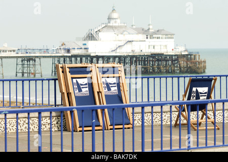 Eastbourne-Pier und Liegestühle an der Küste Stockfoto