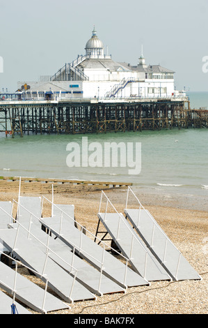 Eastbourne-Pier und Liegestühle an der Küste Stockfoto