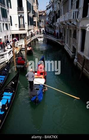 Gondel Gondoliere Kanal Transport Tourismus Touristen Reise Reisen Venedig Italien Stockfoto