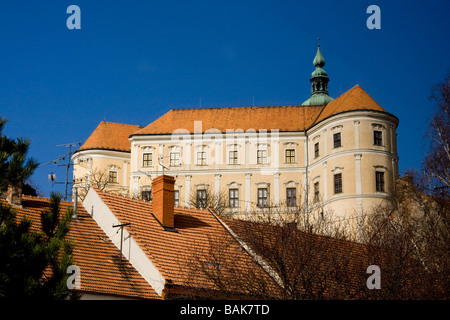 Das Schloss Mikulov oder Nikolsburg überragt die Stadt Stockfoto