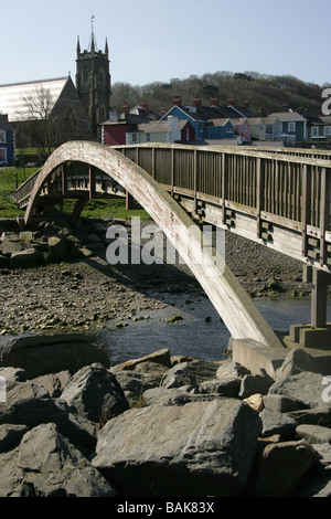 Stadt von Aberaeron, Wales. Holzbrücke über den Fluss Aeron mit der Holy Trinity Church in der Bridge Street im Hintergrund. Stockfoto