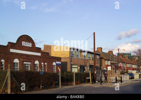 Kloster Straße Arztpraxis Außenansicht, Zusammenhang mit bestehenden Gebäudes Stockfoto