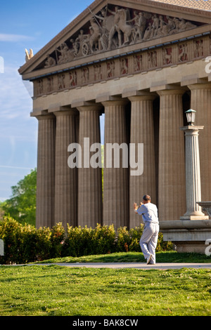 Tai Chi vor dem Parthenon in Nashville Tennessee USA Stockfoto