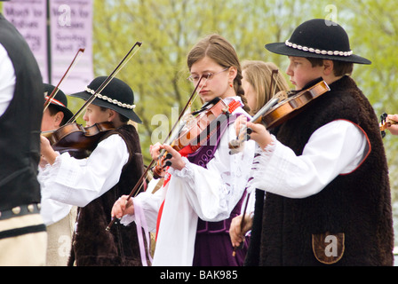 Mädchen und jungen tragen traditionelle Kleidung spielen Geigen in Chicago polnischen Parade Stockfoto