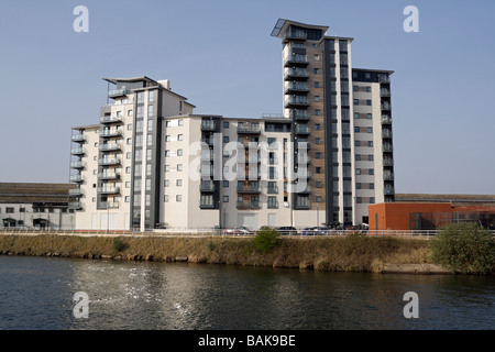 Modernes Apartmentblock-Apartmentgebäude, River Taff in Cardiff, Wales UK, Riverside Wohngebäude Wohngebäude Hochhaus Architektur Stockfoto