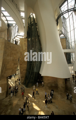 Spanien. Bilbao. Das berühmte Guggenheim-Museum zeigt das Glas ummauerten innen Aufzug. Architekt Frank O Gehry. Stockfoto