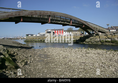 Stadt von Aberaeron, Wales. Holzbrücke über den Fluss Aeron mit bunt bemalten Häusern im Hintergrund. Stockfoto