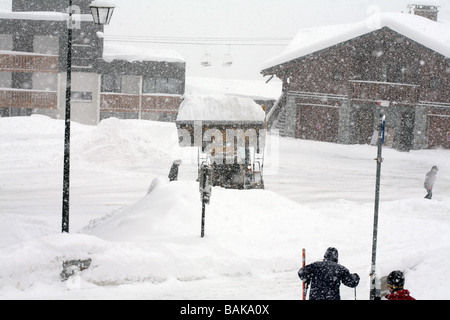 Traktor Schneeräumung, Val Thorens, Trois Vallées, Savoie, Frankreich Stockfoto