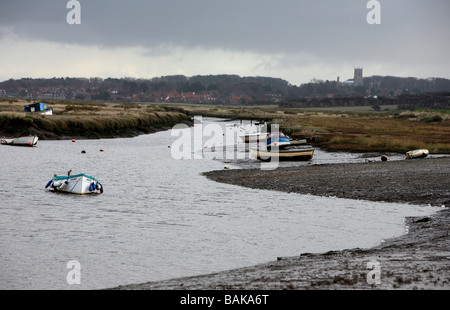 Wasserstraßen in der Nähe von Blakeney Punkt in Norfolk England mit Booten und schöne Aussicht Stockfoto