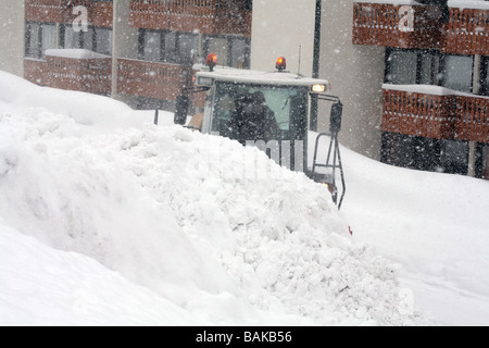 Traktor Schneeräumung, Val Thorens, Trois Vallées, Savoie, Frankreich Stockfoto