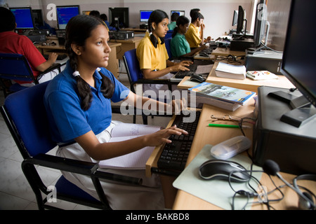 Studenten in einer Computer-Studien-Klasse in der Schule in Hazira, in der Nähe von Surat. Gujarat. Indien. Stockfoto