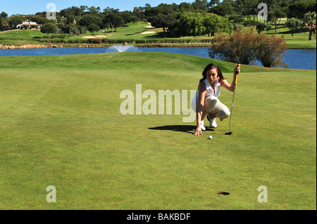 Lady Golfer entscheiden über die beste Vorgehensweise vor ihrer Aufnahme. Stockfoto