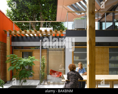 Maggie's Centre, London, Vereinigtes Königreich, Rogers Stirk Harbour + Partner, Maggie Zentrum Hof. Stockfoto