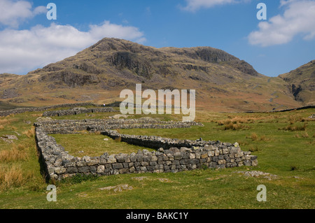 Der Roman Fort, Hardknott Schloss mit harten Knott und den Pass hinter. Der Lake District National Park, Cumbria, England Stockfoto