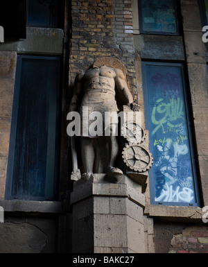Kopflose Statue im Kunstzentrum Tacheles in Berlin Stockfoto