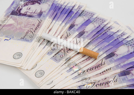 Zigarette über einen Haufen Geld Stockfoto