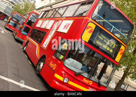 London-Doppeldecker-Bus betrieben von der ersten Gruppe Route 23 bis Liverpool Street Stockfoto