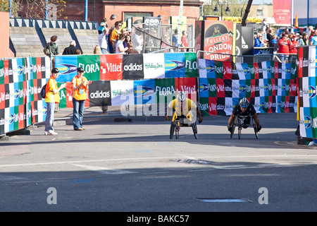 Herren Elite-Wheelchar Athleten bei den Flora London Marathon 2009 Cutty Sark Greenwich Stockfoto