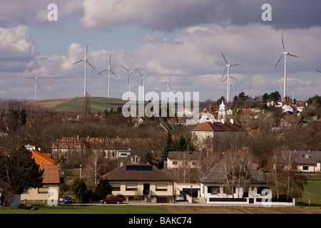 Ansicht eines tschechischen Dorfes mit einem Windpark auf den Hügeln oberhalb Stockfoto