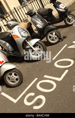 London Großbritannien Bereich Bucht Parkzone für Solo-Motorräder und Roller im Zentrum von London Stockfoto