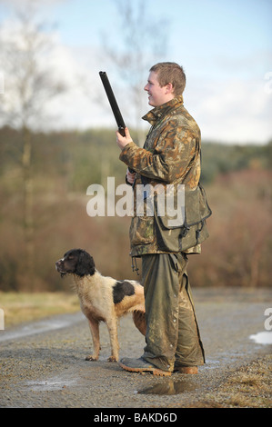 Jungen-Shooter und seine Springer spaniel Stockfoto