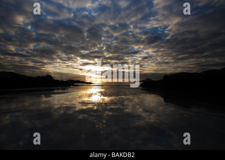 Wolkenformationen an einem Strand an der Südküste des Ring of Kerry in Irland. Stockfoto