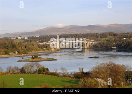 Die Menai Hängebrücke verbindet das Festland von Nord-Wales auf der Insel Anglesey. Erbaut im Jahre 1826 von Thomas Telford. Stockfoto