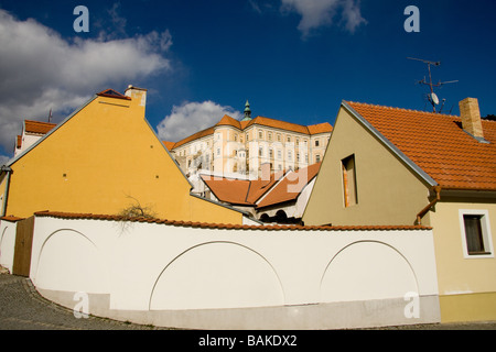 Blick auf Schloss Mikulov oder Nikolsburg von der Strasse in der Unterstadt und zwischen den Häusern der Stadt gesehen Stockfoto