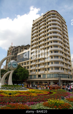 Das Palace Hotel und Blume zeigt für Tet Lunar New Year entlang Nguyen Hue in Ho-Chi-Minh-Stadt-Vietnam Stockfoto