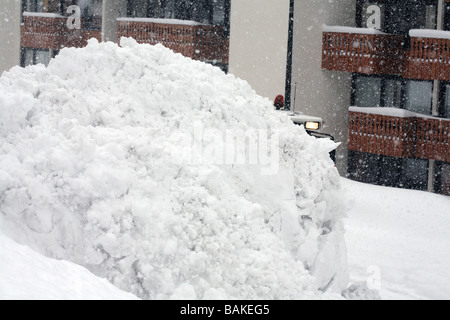 Traktor Schneeräumung, Val Thorens, Trois Vallées, Savoie, Frankreich Stockfoto