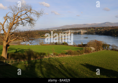 Die Menai Hängebrücke verbindet das Festland von Nord-Wales auf der Insel Anglesey. Erbaut im Jahre 1826 von Thomas Telford. Stockfoto