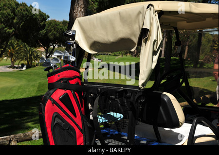 Golfclubs in der Tasche auf der Rückseite des Golf-Cart oder Buggy angebracht. Stockfoto