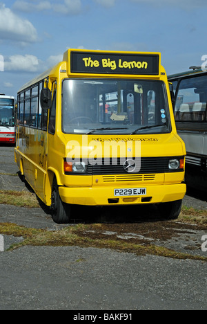 Drei Viertel der P229 EJW eine große Zitrone Mercedes Benz Marshall 31-Sitzer-Bus am Cobham Bus Museum jährlich Frühjahr Bus Frontansicht Stockfoto