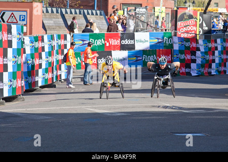 Herren Elite-Wheelchar Athleten bei den Flora London Marathon 2009 Cutty Sark Greenwich Stockfoto