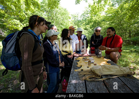 Kanada, Ontario Province, Manitoulin Island, Wandern in der Tasse und Untertasse mit der indianischen Führer Falcon Migwans, anzusehen Stockfoto