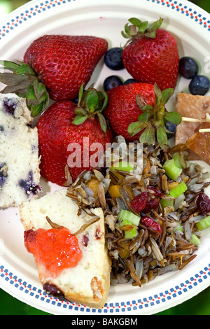 Kanada, Ontario Provinz, Manitoulin Island, Tasse und Untertasse, indianische Mahlzeit mit wildem Reis, Obst und Brot Stockfoto