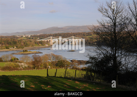 Die Menai Hängebrücke verbindet das Festland von Nord-Wales auf der Insel Anglesey. Erbaut im Jahre 1826 von Thomas Telford. Stockfoto