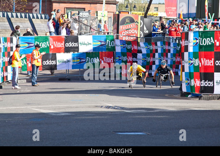 Herren Elite-Wheelchar Athleten bei den Flora London Marathon 2009 Cutty Sark Greenwich Stockfoto