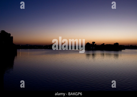 Sonnenuntergang am See, Bhuj, Distrikt Kutch, Gujarat, Indien Stockfoto