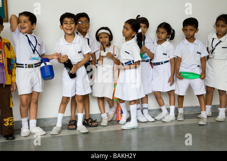 Kinder-Warteschlangen in der Schule in Hazira, in der Nähe von Surat. Gujarat. Indien Stockfoto