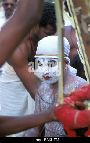 Indien, Bundesstaat Kerala, Kannur, Pallipram Kavu Tempel, Teyyam Gulikan mit Dienern umgeben, Teyyam ist ein Tanz-ritual Stockfoto