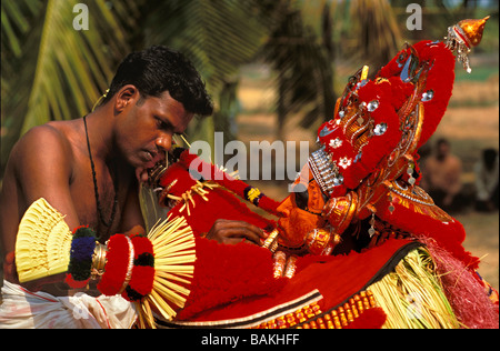 Indien, Bundesstaat Kerala, in der Nähe von Kanjangad, Kannankandy Bhagavathi Tempel, Anwendung machen bis zu Teyyam Vishnumurthi, Teyyam ist ein Stockfoto