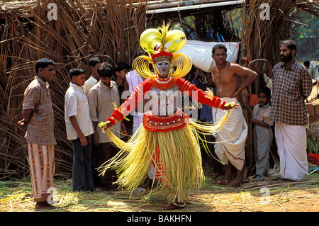 Indien, Bundesstaat Kerala, in der Nähe von Kanjangad, Kannankandy Bhagavathi Tempel, Teyyam Gulikan verlassen die Palm-Hütte wo bilden und Stockfoto