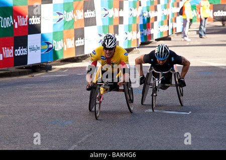 Herren Elite-Wheelchar Athleten bei den Flora London Marathon 2009 Cutty Sark Greenwich Stockfoto