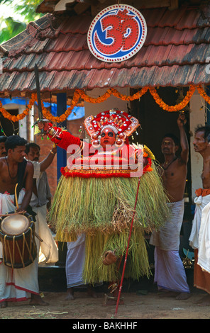 Indien, Bundesstaat Kerala, in der Nähe von Kanjangad, Kannankandy Bhagavathi Tempel, Trance des Teyyam Vishnumurti, Teyyam ist ein Tanz-Ritual Stockfoto