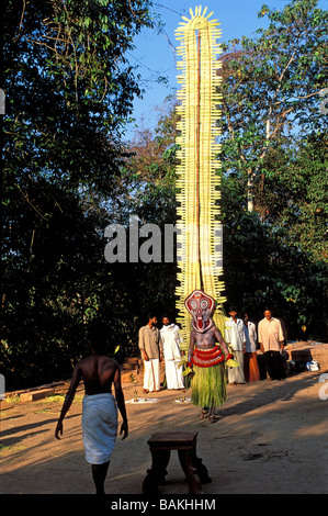 Indien, Bundesstaat Kerala, Kannur, Pallipram Kavu Tempel, Teyyam Gulikan tragen einen riesigen Palm Leaf Kopfschmuck, ist Teyyam ein Tanz Stockfoto