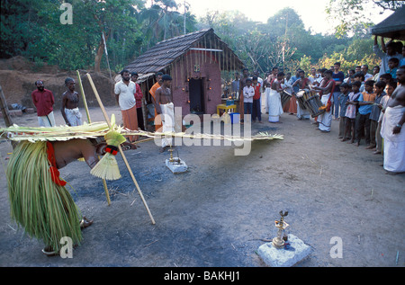 Indien, Bundesstaat Kerala, Kannur, Pallipram Kavu Tempel, Teyyam Gulikan Verbeugung vor den Schrein, ist Teyyam ein Tanz-ritual Stockfoto