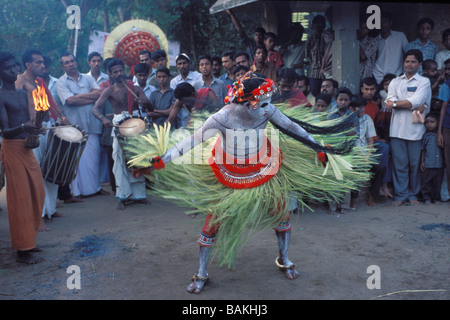 Indien, Bundesstaat Kerala, Kannur, Pallipram Kavu Tempel, Tanz der Teyyam gulikan Stockfoto