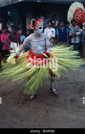 Indien, Bundesstaat Kerala, Kannur, Pallipram Kavu Tempel, Tanz der Teyyam gulikan Stockfoto